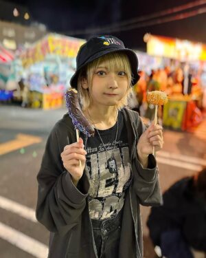 Kashou Rosiel Instagram - この前、地元の祭り〝川越祭り〟に行ってきたよ!!!チョコバナナとみかん飴、あんず飴はじゃんけんに買って2つ!じゃがバターと辛味大根お餅と焼きそば食べてお土産にわたあめ!満喫した…
#川越祭り
