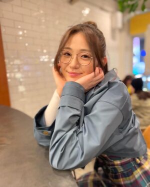 Kasumi Hasegawa Instagram - 新大久保を満喫した日🥸
ゆうちゃんが彼女とデートなうみたいな写真いっぱい撮ってくれた☺️♡
ありがとう！

#新大久保グルメ #クロッフル #新大久保カフェ #新大久保デート #メガネ女子 #めがね女子 #ヘアアレンジ #ハーフアップお団子