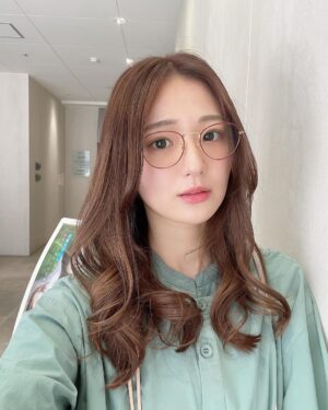 Kasumi Hasegawa Instagram - メガネ有り🥸無し😊

美容室帰り髪巻いてもらったから、ルンルンで撮った自撮りたち🤳

#巻き髪 #selfie #メガネ女子 #めがね女子 #自撮り #自撮り部