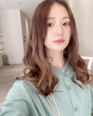 Kasumi Hasegawa Instagram - メガネ有り🥸無し😊

美容室帰り髪巻いてもらったから、ルンルンで撮った自撮りたち🤳

#巻き髪 #selfie #メガネ女子 #めがね女子 #自撮り #自撮り部
