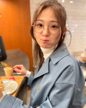 Kasumi Hasegawa Instagram - 新大久保を満喫した日🥸
ゆうちゃんが彼女とデートなうみたいな写真いっぱい撮ってくれた☺️♡
ありがとう！

#新大久保グルメ #クロッフル #新大久保カフェ #新大久保デート #メガネ女子 #めがね女子 #ヘアアレンジ #ハーフアップお団子