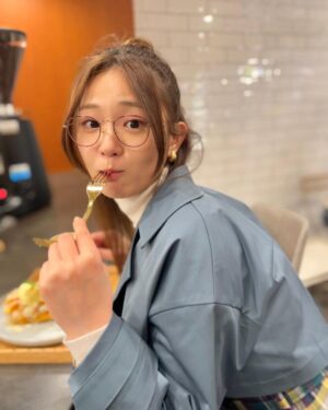 Kasumi Hasegawa Instagram - 新大久保を満喫した日🥸
ゆうちゃんが彼女とデートなうみたいな写真いっぱい撮ってくれた☺️♡
ありがとう！

#新大久保グルメ #クロッフル #新大久保カフェ #新大久保デート #メガネ女子 #めがね女子 #ヘアアレンジ #ハーフアップお団子