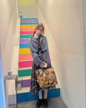 Kasumi Hasegawa Instagram - 新大久保を満喫した日🥸
ゆうちゃんが彼女とデートなうみたいな写真いっぱい撮ってくれた☺️♡
ありがとう！

#新大久保グルメ #クロッフル #新大久保カフェ #新大久保デート #メガネ女子 #めがね女子 #ヘアアレンジ #ハーフアップお団子