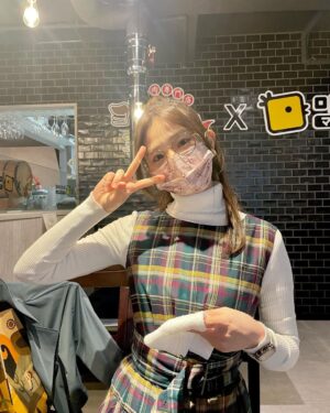 Kasumi Hasegawa Instagram - 新大久保を満喫した日🥸
ゆうちゃんが彼女とデートなうみたいな写真いっぱい撮ってくれた☺️♡
ありがとう！

#新大久保グルメ #クロッフル #新大久保カフェ #新大久保デート #メガネ女子 #めがね女子 #ヘアアレンジ #ハーフアップお団子