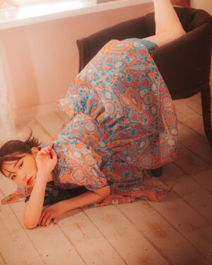 Kasumi Hasegawa Instagram - 椅子にちゃんと座れないシリーズって言いながら楽しく撮ってた写真✌️

＊5月14日イベントあります＊
魚住誠一presents：高円寺大作戦Vol.31～スペシャルゲスト：長谷川かすみ～
⁡
高円寺で魚住誠一と長谷川かすみで撮影した写真をスライドショーでお見せします。
長谷川かすみと魚住のここだけの話を2時間に渡りトークします。
⁡
【日時】
2023年5月14日(日)
開場12:00/開演13:00/終演（終了予定）15:00
⁡
★終演後の物販時間15:00〜16:00
⁡
【場所】
高円寺pundit(杉並区高円寺北３丁目８−１２)
⁡
【チケット】
ピーティックスにて限定30席
⁡
好評発売中！
前売り：￥3000（1ドリンク別）
http://pundit.jp/events/6529/
⁡
【会場物販】
（物販はイベント終演後に販売します）
★魚住誠一撮影オリジナルプリント写真
（魚住＆長谷川かすみの直筆サイン付き）各 ￥4000
