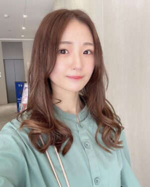 Kasumi Hasegawa Instagram - メガネ有り🥸無し😊

美容室帰り髪巻いてもらったから、ルンルンで撮った自撮りたち🤳

#巻き髪 #selfie #メガネ女子 #めがね女子 #自撮り #自撮り部