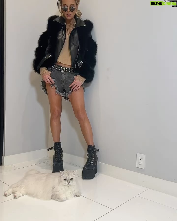 Kate Beckinsale Instagram - @alinathebrand made the best ever jacket so now I have it in three colours .. I love them so much and then the designer told me I was her inspo to make them which made me squeak. If anyone is in any doubt that it’s vegan leather and faux fur please accept Willow’s hearty endorsement . DM @alinathebrand to purchase if it’s your thing too 💕 she’s so talented I love her 💕💕