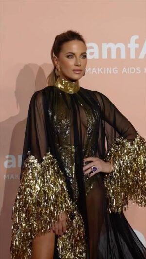 Kate Beckinsale Instagram - Having tinsel-itis at @amfar Venezia in @georgeschakraofficial 🖤