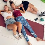 Kate Beckinsale Instagram - I love savasana. But savasana on a puppy pile of the people I trust the most in the world is the best. PS. When Harry met Sally is bullshit . I’ve never felt physically or emotionally safer with a man friend than craigminton_ (since my biological father)and his girlfriend is a bombshell whom I also love . And @gabriellaclairemorpeth is my sister . Thank you @mandyingber my other safest space for suggesting . I love you all. 🖤 namaste, my chosen fam x