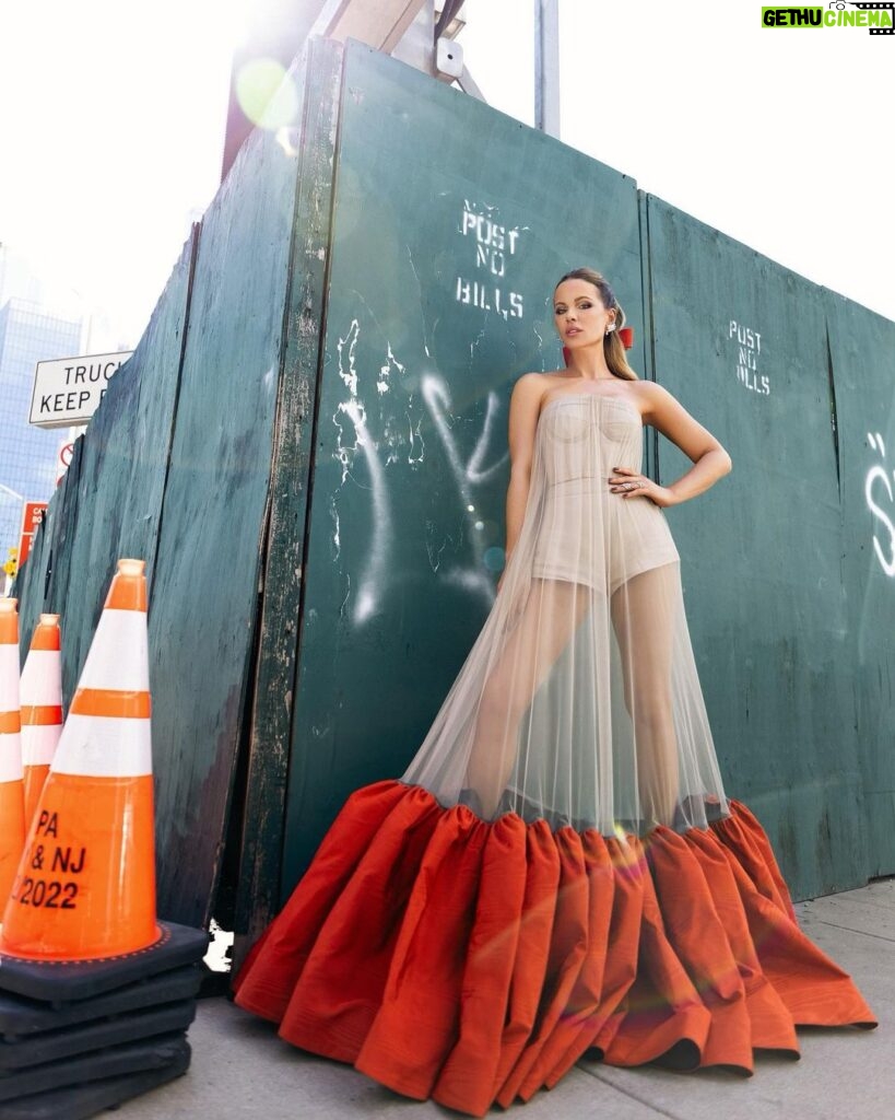 Kate Beckinsale Instagram - Beautiful,delicate,vibrant show from my friend @bachmai. I love your talent and your vulnerable loving heart 🧡 Thank you so much for having me xxx #nyfw@ 📸: @itschristopherthorne