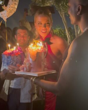 Kate Beckinsale Instagram - The most amazing birthday continues .. what a party -full of love and glitter and the best people . Thank you to everyone and especially everyone 💕💕