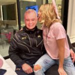 Kate Beckinsale Instagram - We were surprised to say the least when @eamonnholmes turned up to our house on New Years Eve and we handled it with grace . However my mother was disappointed that his cough and his Nike slides prevented him from doing an adequately festive riverdance which we thought was the least he could do as an unexpected guest . Happy new year, from us ,and Eamonn,and his cough 🎉