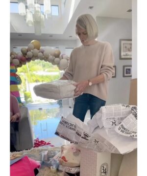 Kate Beckinsale Instagram - Sadness and joy,gratitude and rage, fear and hope, friends and family, dear animals both living and living in the heart,laughter and tears, generosity and feeling seen and loved and of course, fruit and veg costumes. Happy (or as happy as you can) Christmas. And love from us❤️