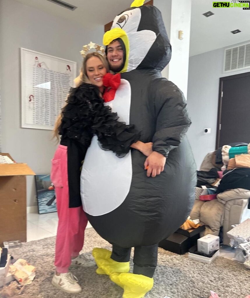 Kate Beckinsale Instagram - Sadness and joy,gratitude and rage, fear and hope, friends and family, dear animals both living and living in the heart,laughter and tears, generosity and feeling seen and loved and of course, fruit and veg costumes. Happy (or as happy as you can) Christmas. And love from us❤