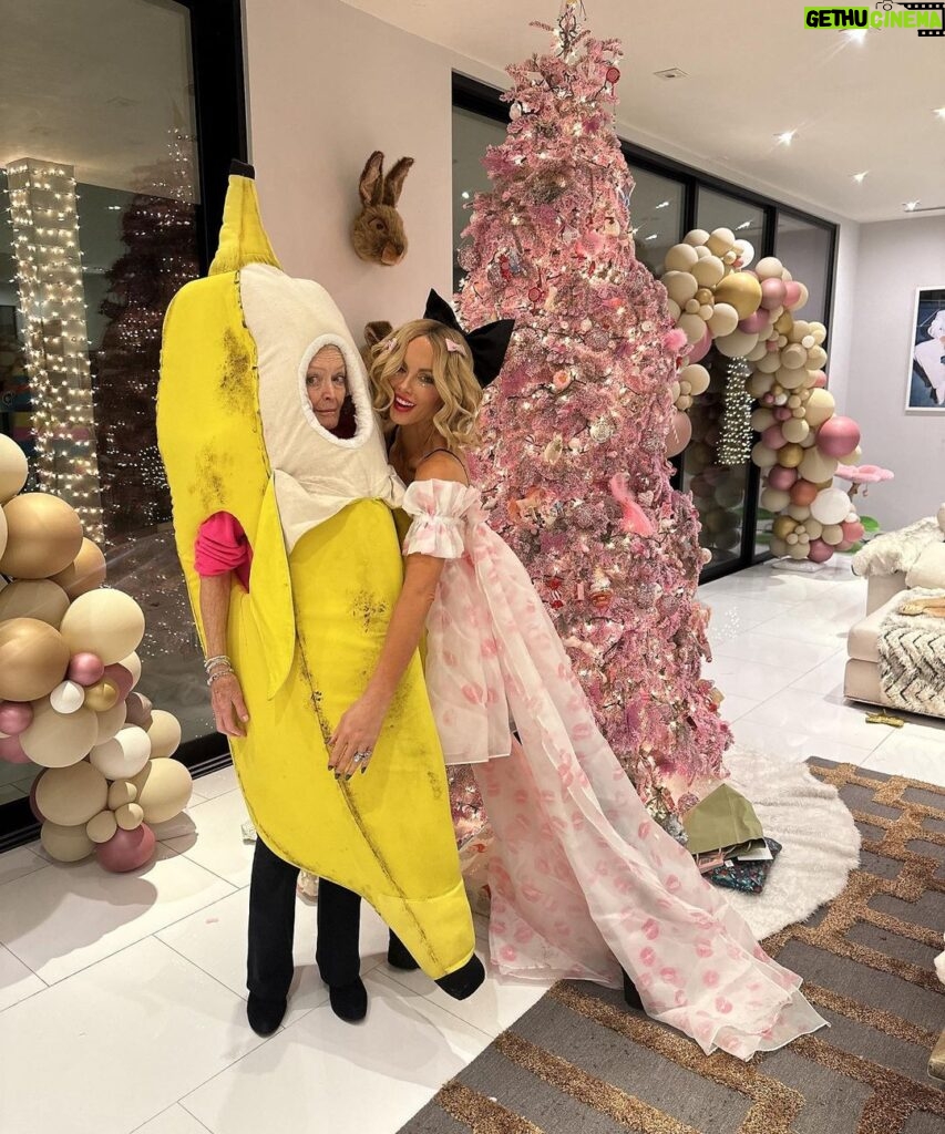 Kate Beckinsale Instagram - Sadness and joy,gratitude and rage, fear and hope, friends and family, dear animals both living and living in the heart,laughter and tears, generosity and feeling seen and loved and of course, fruit and veg costumes. Happy (or as happy as you can) Christmas. And love from us❤