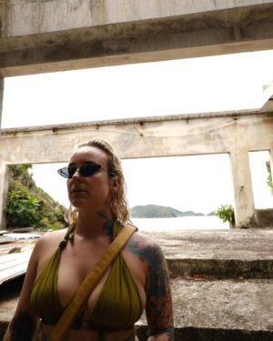 Kateřina Mlejnková Instagram - Koh Kham byl absolutně dokonalý. Sice je to jen zastávka na koupání, ale ráj, kde najdete i urbex. 🤭👌🏼 byly jsme tam dvakrát a podruhé jsem si cestu tam i zpátky dali na kajaku. 🛶🏝️ #kokivthajsku 
.
.
.
.
.
.
.
.
.
#kohkham #thailand #travelphotography #travelblogger #traveling #happy #sea #koh #kajak