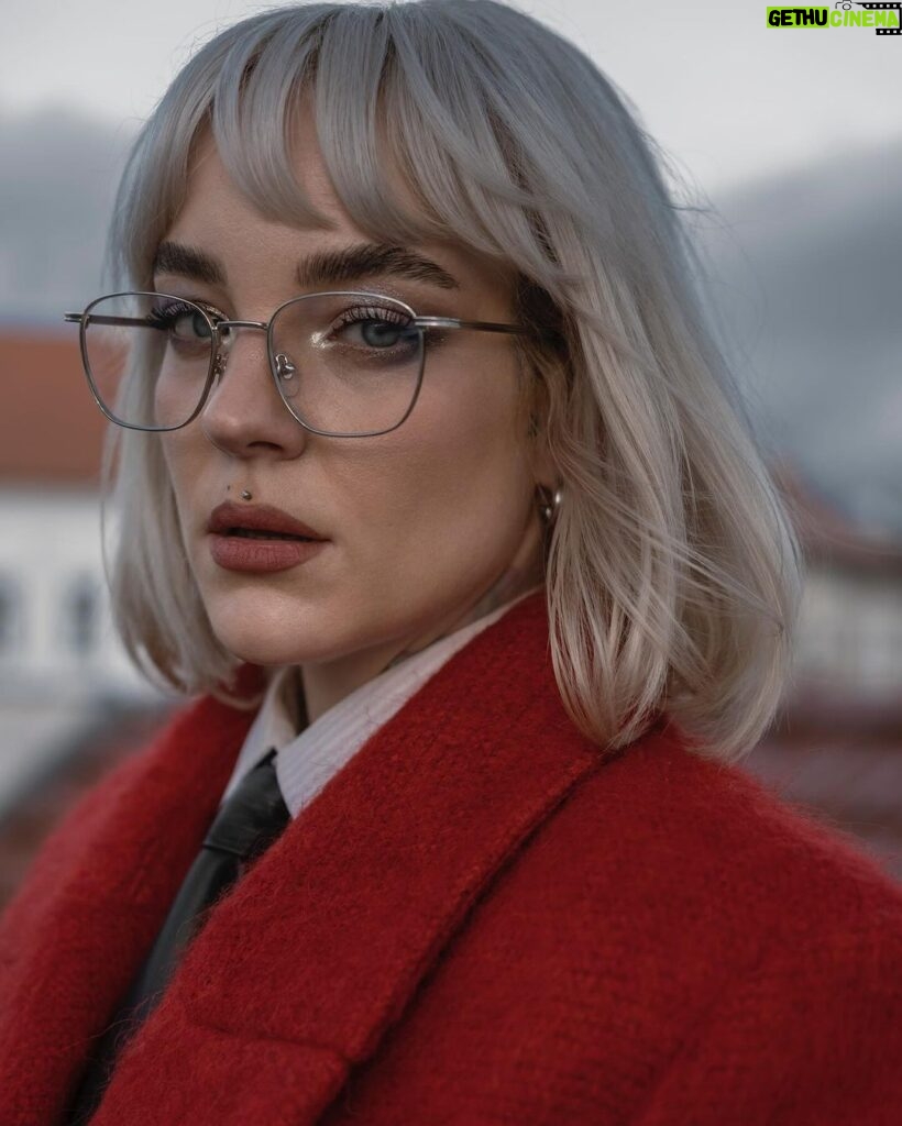 Kateřina Mlejnková Instagram - Už je červený všude moc? Není! 😅❤️ miluju děsně moc! 🤷🏼‍♀️ . . . . . . . #redobsession #redcoat #blondehair #glasses #ootd #fashion #streetstyle Prague, Czech Republic