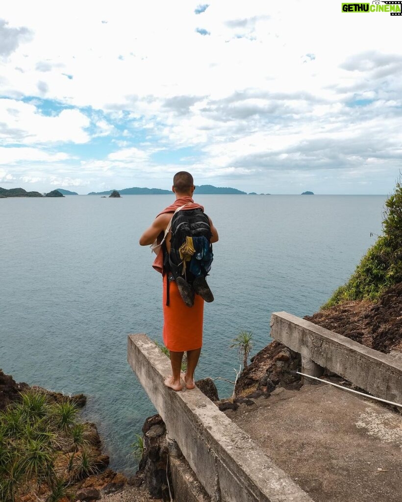 Kateřina Mlejnková Instagram - Koh Kham byl absolutně dokonalý. Sice je to jen zastávka na koupání, ale ráj, kde najdete i urbex. 🤭👌🏼 byly jsme tam dvakrát a podruhé jsem si cestu tam i zpátky dali na kajaku. 🛶🏝️ #kokivthajsku . . . . . . . . . #kohkham #thailand #travelphotography #travelblogger #traveling #happy #sea #koh #kajak