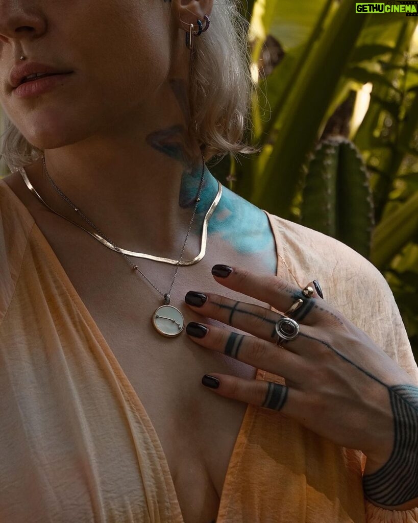 Kateřina Mlejnková Instagram - 🤍✨ ความสงบ 🏝️ Ten kulatý prstýnek s rutilním křemenem mám z Koh Changu - nádherný kousek z úžasného obchodu. Miluju takové suvenýry. 😍 . . . . . . . #kohmak #jewelry #thailand #style #fashion #traveltreasures #islandvibes #suvenir #kokivthajsku #koki9 Koh Mak