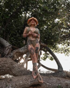 Kateřina Mlejnková Instagram - Miluju ten happy vibe tady✨ po pár dnech stráveném v Bangkoku jsme zamířili zpět na náš milovaný Koh Chang. Jsme tu podruhé a o to víc si to tu užívám. #kokivthajsku 
.
.
.
.
.
.
.
.
#thailand #kohchang #happy #holiday #happyholidays #winter #swimsuits #koki9 #style #tattoo