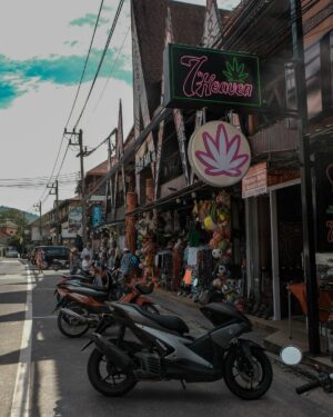Kateřina Mlejnková Instagram - Miluju ten happy vibe tady✨ po pár dnech stráveném v Bangkoku jsme zamířili zpět na náš milovaný Koh Chang. Jsme tu podruhé a o to víc si to tu užívám. #kokivthajsku 
.
.
.
.
.
.
.
.
#thailand #kohchang #happy #holiday #happyholidays #winter #swimsuits #koki9 #style #tattoo