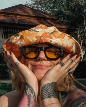 Kateřina Mlejnková Instagram - Miluju ten happy vibe tady✨ po pár dnech stráveném v Bangkoku jsme zamířili zpět na náš milovaný Koh Chang. Jsme tu podruhé a o to víc si to tu užívám. #kokivthajsku 
.
.
.
.
.
.
.
.
#thailand #kohchang #happy #holiday #happyholidays #winter #swimsuits #koki9 #style #tattoo