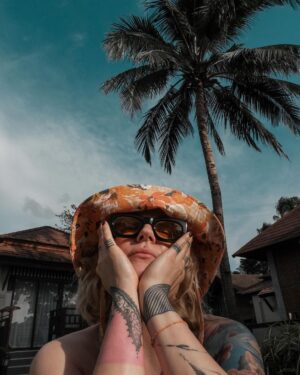 Kateřina Mlejnková Instagram - Miluju ten happy vibe tady✨ po pár dnech stráveném v Bangkoku jsme zamířili zpět na náš milovaný Koh Chang. Jsme tu podruhé a o to víc si to tu užívám. #kokivthajsku 
.
.
.
.
.
.
.
.
#thailand #kohchang #happy #holiday #happyholidays #winter #swimsuits #koki9 #style #tattoo