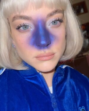 Kateřina Mlejnková Instagram - Violet Beauregarde těší mě 🫐💙 
.
.
.
.
.
.
.
#halloween #violetbaudelaire #willywonka #costume #ootd #koki9 #sharlota