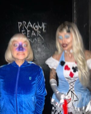 Kateřina Mlejnková Instagram - Violet Beauregarde těší mě 🫐💙 
.
.
.
.
.
.
.
#halloween #violetbaudelaire #willywonka #costume #ootd #koki9 #sharlota