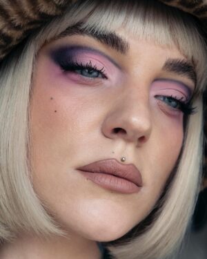 Kateřina Mlejnková Instagram - 🐆🩷 
.
.
.
.
.
.
.
.
.
.
#makeup #makeuptutorial #makeupartist #cutcrease #koreanbeauty #koki9 #pinkmakeup #blonde