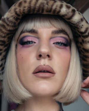 Kateřina Mlejnková Instagram - 🐆🩷 
.
.
.
.
.
.
.
.
.
.
#makeup #makeuptutorial #makeupartist #cutcrease #koreanbeauty #koki9 #pinkmakeup #blonde