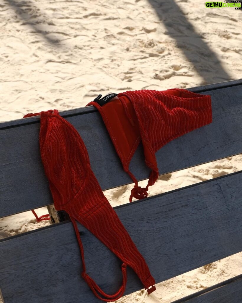 Kateřina Mlejnková Instagram - No tak Jo! 🤭 ještě tady mám hromadu krásných fotek, kterých by mi bylo líto nechat si jen pro sebe 🤗✨ ❤️s červenou jsem si ujela i na plavkách 🥵❤️ Koh Kham