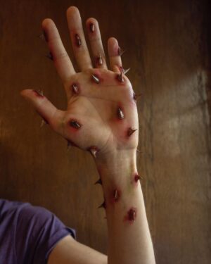 Kateřina Mlejnková Instagram - Hand art for @vojtech_dyk_official videoclip 🤚🏻
Režie: @benjamin_buttler 
.
.
.
.
.
.
.
.
#sfx #sfxmakeup #makeup #halloween #makeupartist #mua #specialeffects #horror #sfxmakeupartist #halloweenmakeup #specialeffectsmakeup #sfxmua #sfxartist #art #cosplay #gore #fxmakeup #fx #blood #sfxgore #artist #horrormakeup #facepaint #spfx #fakeblood #creativemakeup #specialfx #bodypaint #scary #Makeup