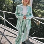 Kateřina Mlejnková Instagram - Super den, skvělá práce, super lidi :) a miluju ten oblek 🩵 moc svatby nedělám, ale během roku když nějaké zvládnu, tak jsou top. 🫶🏼 Tvrz Krassa