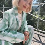 Kateřina Mlejnková Instagram - Super den, skvělá práce, super lidi :) a miluju ten oblek 🩵 moc svatby nedělám, ale během roku když nějaké zvládnu, tak jsou top. 🫶🏼 Tvrz Krassa