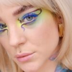 Kateřina Mlejnková Instagram - Bylo na čase to trochu rozjet 🤣💚 Used products: Blue eyeshadow: @maccosmetics @maccosmeticscz Violet pigment: @chaosmakeup Blue mascara: @yslbeauty Lips: @clarinsofficial Lip Perfector - 02 Apricot Shimmer . . . . . . . #makeuptutorial #makeup #makeupartist #koki9 #bluemascara #bluelashes #colorful #colorfulmakeup #makeuplover Prague, Czech Republic