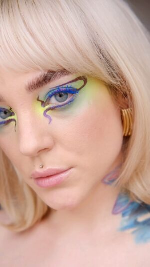 Kateřina Mlejnková Instagram - Bylo na čase to trochu rozjet 🤣💚 

Used products: 

Blue eyeshadow: @maccosmetics @maccosmeticscz 
Violet pigment: @chaosmakeup 
Blue mascara: @yslbeauty 
Lips: @clarinsofficial Lip Perfector - 02 Apricot Shimmer
.
.
.
.
.
.
.
#makeuptutorial #makeup #makeupartist #koki9 #bluemascara #bluelashes #colorful #colorfulmakeup #makeuplover