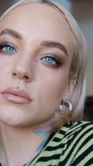 Kateřina Mlejnková Instagram - Basic Grunge Look 💚🖤 

Products: 
Foundation: @mirecosmetics (@infokrasa)
Concealer: @tartecosmetics 
Cheeks: @fentybeauty Poutsicle Hydrating Lip Stain
Powder: @hudabeauty Easy Bake Loose Powder
Eye pencil: @nyxcosmetics Eye and Eyebrow Pencil- medium brown 
Eyeshadows: @maccosmeticscz Connect In Colour Eye Shadow Palette 12 shades - Unfiltered Nudes
Mascara: @hudabeauty 1 Coat Wow!
Lip pencil: @kyliecosmetics 808 Kylie 
Lip gloss: @fentybeauty Gloss Bomb Heat - Fenty Glow
Big thanks @sephoraczechrepublic for many products 🫶🏼 
Earrings: @mola.concept.store ✨ 
.
.
.
.
.
.
.
#grungemakeup #makeuptutorial #makeupartist #koki9 #smokeyeye #makeup #makeuplover #perfectskin #blueeyes #grungeaesthetic #jewellery #jewelry #kyliecosmetics #sephora #douglas