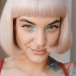 Kateřina Mlejnková Instagram - Před nějakou dobou jsem od @manicpanic_cz dostala tonery a fialovou barvu na vlasy 💜 tak jsem si z mojí oblíbené hydratační masky na vlasy od @drunkelephant a fialové barvy udělala toner. 🤍🐑 co na to říkáte? 😍😍😍 Ps: Na ty tonery se ještě chystám 💪🏼