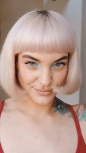 Kateřina Mlejnková Instagram - Před nějakou dobou jsem od @manicpanic_cz dostala tonery a fialovou barvu na vlasy 💜 tak jsem si z mojí oblíbené hydratační masky na vlasy od @drunkelephant a fialové barvy udělala toner. 🤍🐑 co na to říkáte? 😍😍😍 Ps: Na ty tonery se ještě chystám 💪🏼