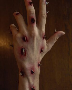 Kateřina Mlejnková Instagram - Hand art for @vojtech_dyk_official videoclip 🤚🏻
Režie: @benjamin_buttler 
.
.
.
.
.
.
.
.
#sfx #sfxmakeup #makeup #halloween #makeupartist #mua #specialeffects #horror #sfxmakeupartist #halloweenmakeup #specialeffectsmakeup #sfxmua #sfxartist #art #cosplay #gore #fxmakeup #fx #blood #sfxgore #artist #horrormakeup #facepaint #spfx #fakeblood #creativemakeup #specialfx #bodypaint #scary #Makeup