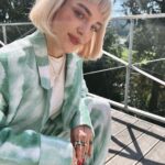 Kateřina Mlejnková Instagram - Super den, skvělá práce, super lidi :) a miluju ten oblek 🩵 moc svatby nedělám, ale během roku když nějaké zvládnu, tak jsou top. 🫶🏼 Tvrz Krassa