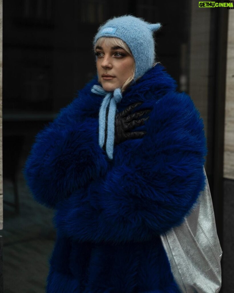 Kateřina Mlejnková Instagram - Modrá 💙💙💙💙Love it! A fotky outfitů taky miluju! Dík lasko za fotku @agwillow . . . . . . . #furcoat #bluecoats #winter #ootd #style #dominikakozakova #koki9 #drmartens #winteroutfit #boots Prague, Czech Republic