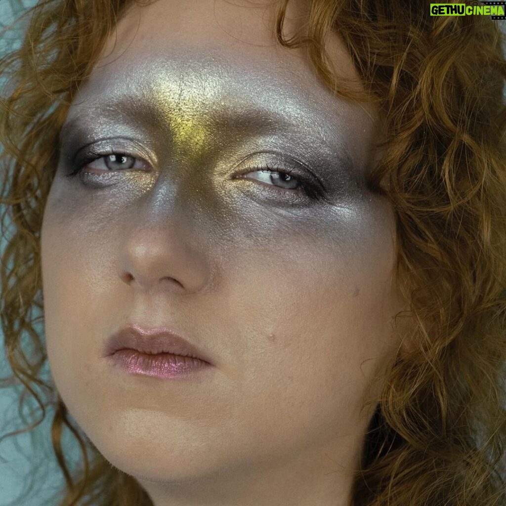 Kateřina Mlejnková Instagram - Makeup pro @jungrovaalzbeta k projektu s @kodlcontemporary @jankalab @lukasnovak04 @porsche_cesko 🥰🫶🏼 model: @barbo.raf 💚 Prague, Czech Republic