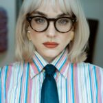 Kateřina Mlejnková Instagram - Brýle, věc který jsem se jako dítě bála! Joo nějaký ty růžový jsem nosila. Ale skoro nikde cool brýle nebyly. Pak u mě přišlo nošení tak v 15ti k emo stylu hranatý, v 17ti jsem si objednala vintage z padesátých let a pak už to všechno bylo super. A dneska nejraději nosím spis panský styl a kostěný 👓🤓 aby si je vzal na sebe Johnny Depp. @easy_optic děkuju za brýle 👁️👁️ Prague, Czech Republic