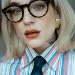 Kateřina Mlejnková Instagram - Brýle, věc který jsem se jako dítě bála! Joo nějaký ty růžový jsem nosila. Ale skoro nikde cool brýle nebyly. Pak u mě přišlo nošení tak v 15ti k emo stylu hranatý, v 17ti jsem si objednala vintage z padesátých let a pak už to všechno bylo super. A dneska nejraději nosím spis panský styl a kostěný 👓🤓 aby si je vzal na sebe Johnny Depp. @easy_optic děkuju za brýle 👁️👁️ Prague, Czech Republic
