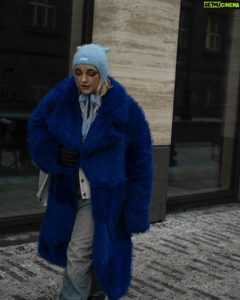 Kateřina Mlejnková Instagram - Modrá 💙💙💙💙Love it! A fotky outfitů taky miluju! Dík lasko za fotku @agwillow . . . . . . . #furcoat #bluecoats #winter #ootd #style #dominikakozakova #koki9 #drmartens #winteroutfit #boots Prague, Czech Republic