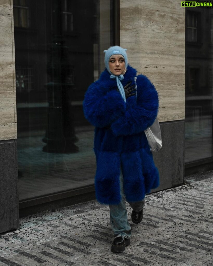 Kateřina Mlejnková Instagram - Modrá 💙💙💙💙Love it! A fotky outfitů taky miluju! Dík lasko za fotku @agwillow . . . . . . . #furcoat #bluecoats #winter #ootd #style #dominikakozakova #koki9 #drmartens #winteroutfit #boots Prague, Czech Republic