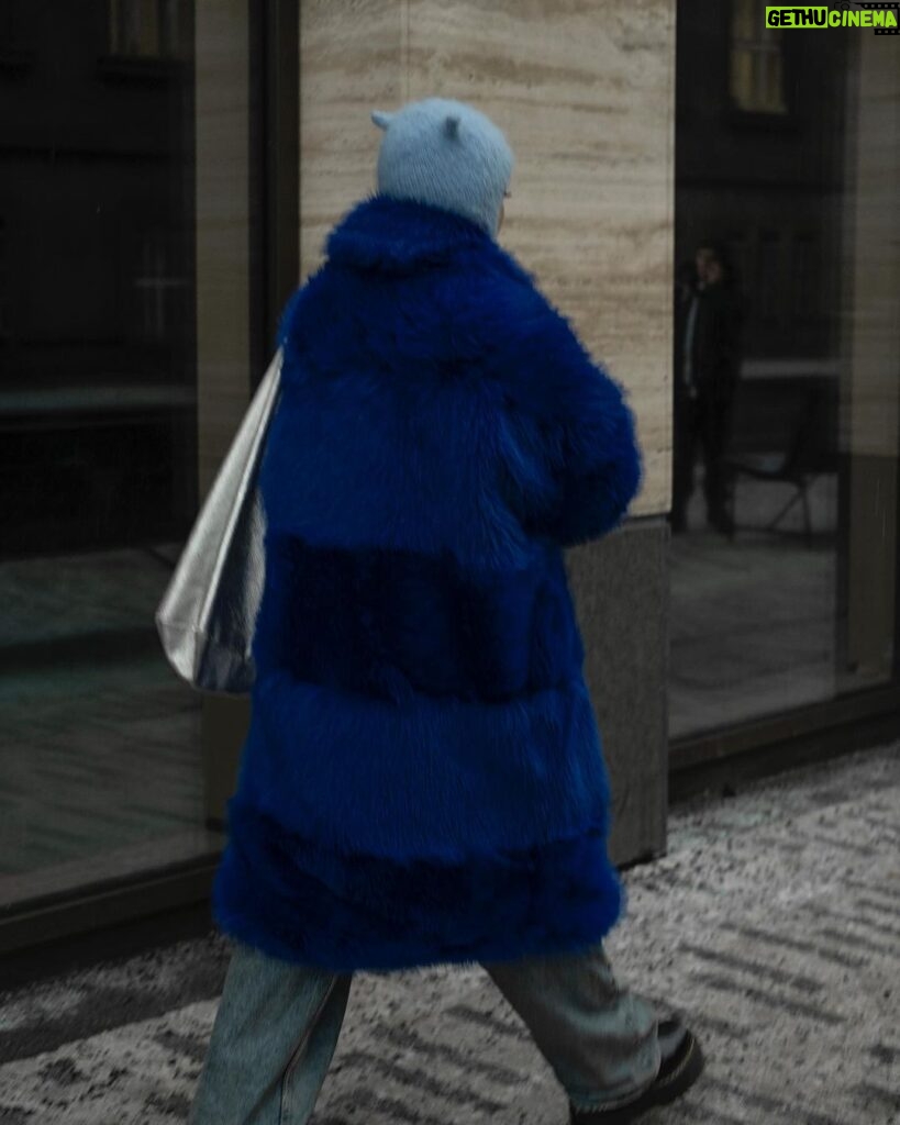 Kateřina Mlejnková Instagram - Modrá 💙💙💙💙Love it! A fotky outfitů taky miluju! Dík lasko za fotku @agwillow . . . . . . . #furcoat #bluecoats #winter #ootd #style #dominikakozakova #koki9 #drmartens #winteroutfit #boots Prague, Czech Republic