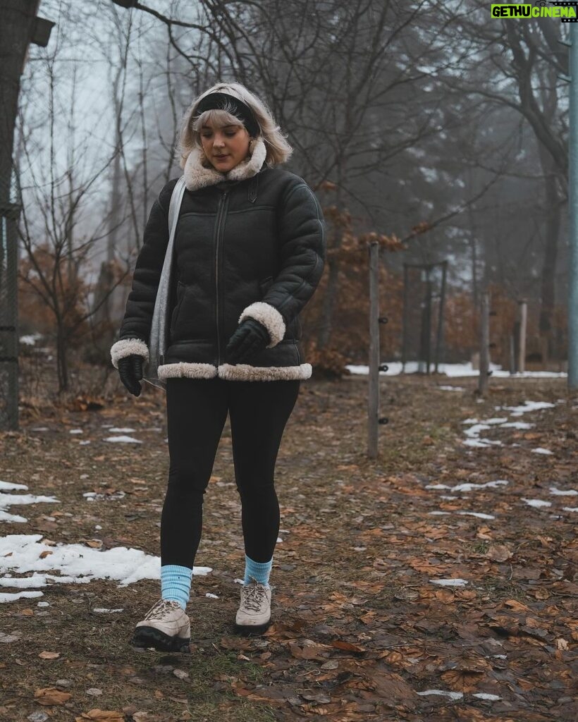 Kateřina Mlejnková Instagram - Zima zima 😮‍💨 ale v bundě po mamce je top 🤎 . . . . . . . . . . . #winter #winteroutfit #ootd #newyear #blonde